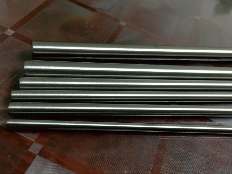 Straight titanium wire and straightened titanium wire