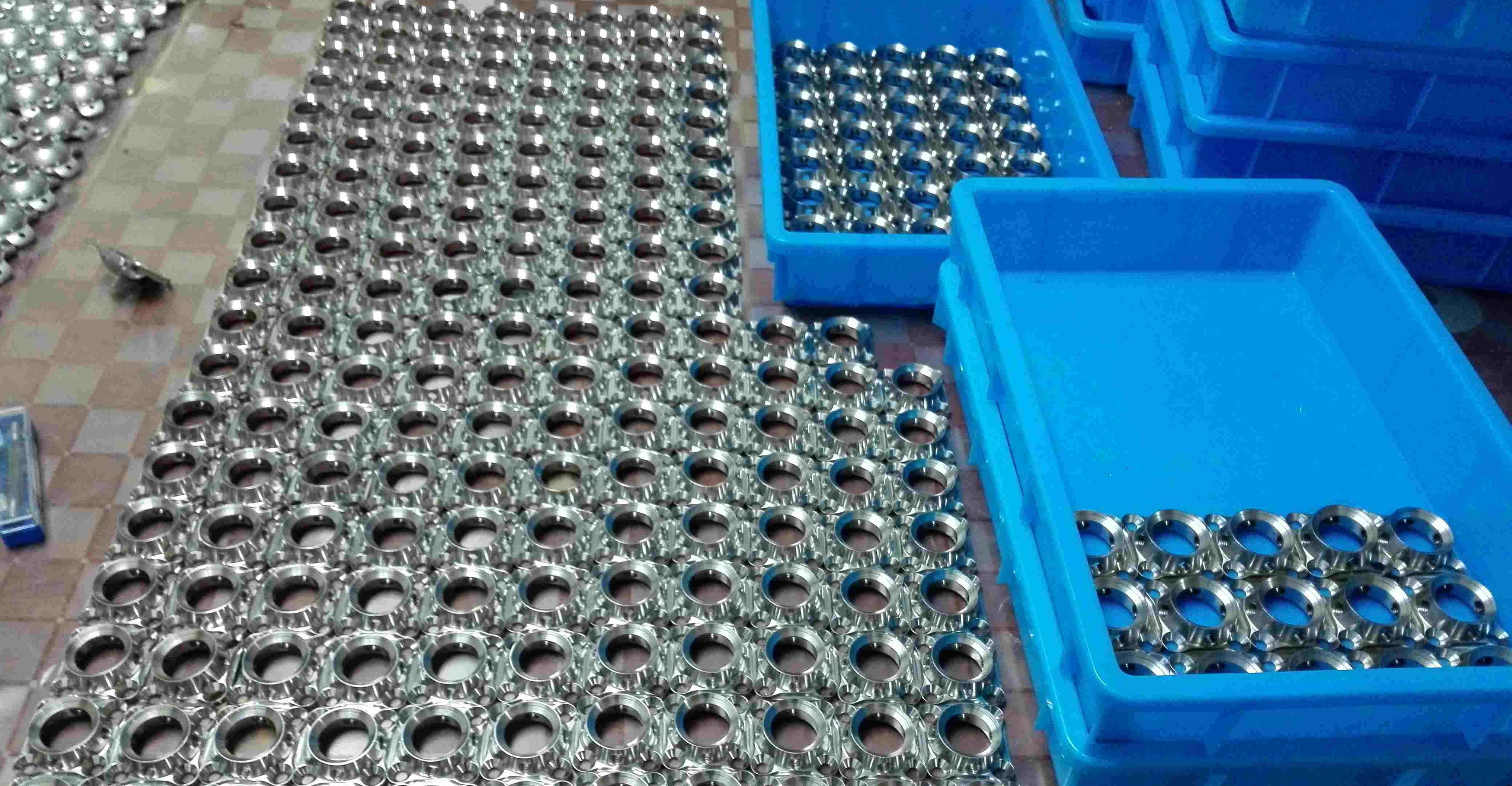 4-hole adapter with receiver for prosthetic components
